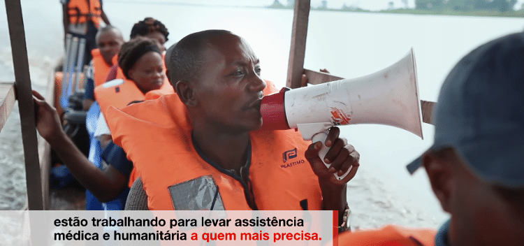 A foto acima e esta mostram sequência de cenas exibidas na versão de 2 minutos do comercial da Médicos Sem Fronteiras