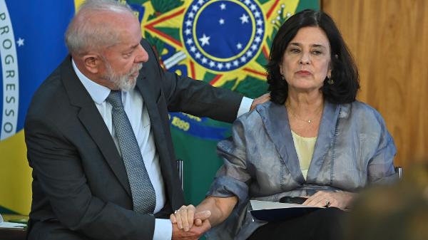 Lula e a ex-ministra da Saúde Nísia Trindade, demitida hoje