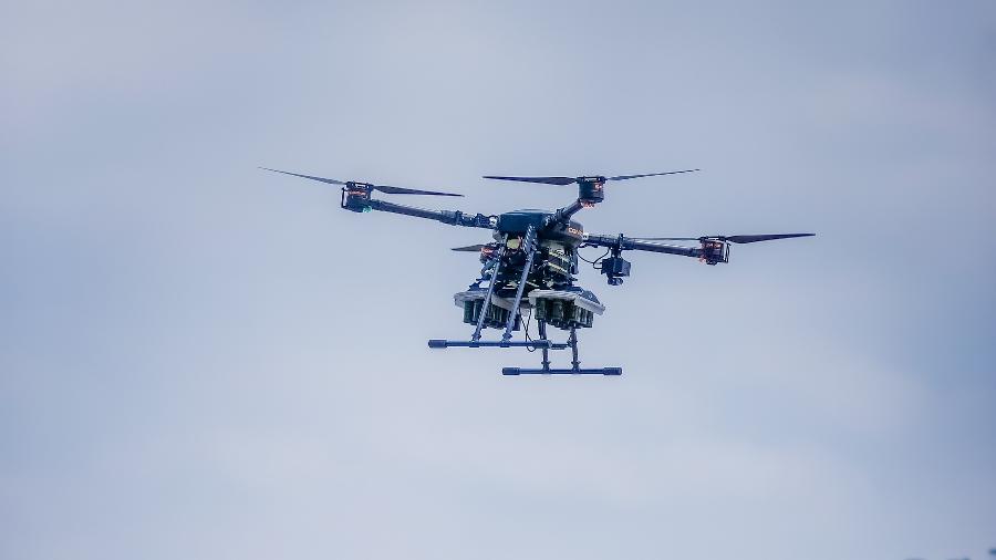 Drone da empresa Condor tem capacidade de lançar até 24 bombas de gás lacrimogêneo Drone da empresa Condor tem capacidade de lançar até 24 bombas de gás lacrimogêneo