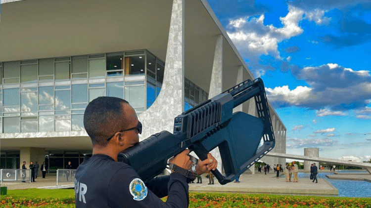 Em frente ao Palácio do Planalto, agente do GSI (Gabinete de Segurança Institucional) da Presidência da República empunha arma utilizada para neutralização de drones