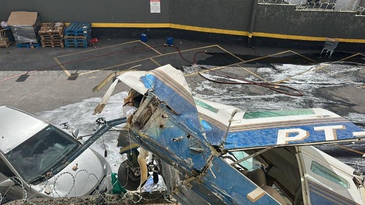 Cinco pessoas estavam a bordo do avião monomotor, de pequeno porte, caiu e bateu em prédio residencial na Rua Ilacir Pereira Lima