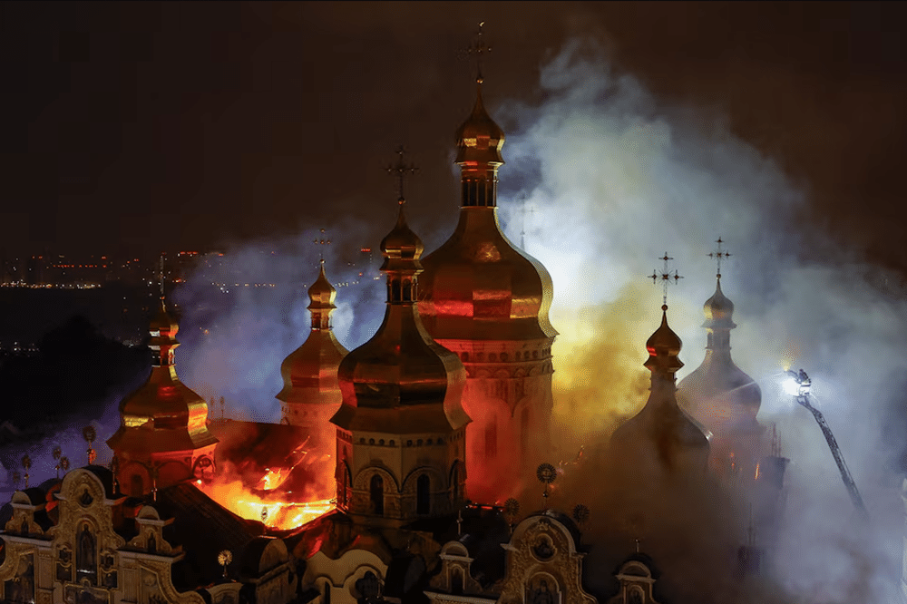 15.06.2026 - Bombeiros combatem incêndio no Mosteiro das Cavernas de Kiev, atingida por mísseis e drones russos. - undefined