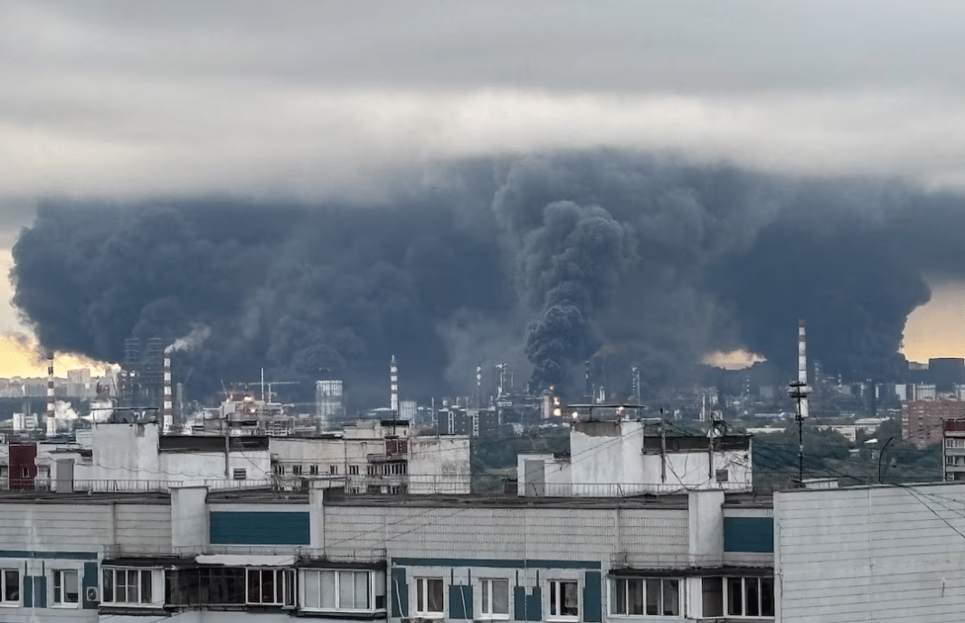 18.06.2026 - Colunas de fumaça se elevam de uma refinaria de petróleo após um ataque de drone ucraniano em Moscou. - undefined