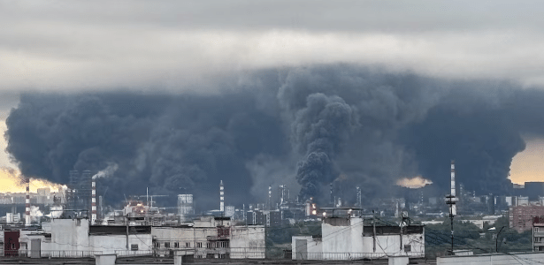 Ucrânia ataca refinaria de Moscou enquanto Zelensky busca apoio no G7