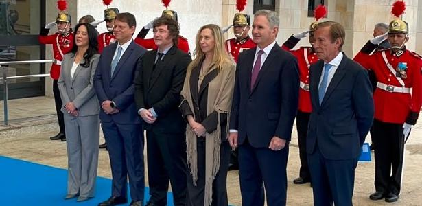 Milei é recebido por Tarcísio com tapete azul e maior honraria de São Paulo
