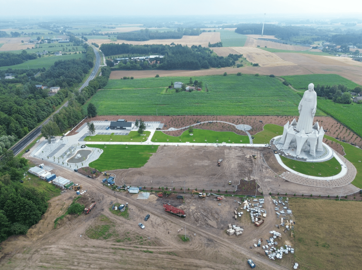 Monumento de 55,6 metros dedicado à Virgem Maria foi inaugurado diante de centenas de pessoas na vila de Konotopie, na Polônia - undefined
