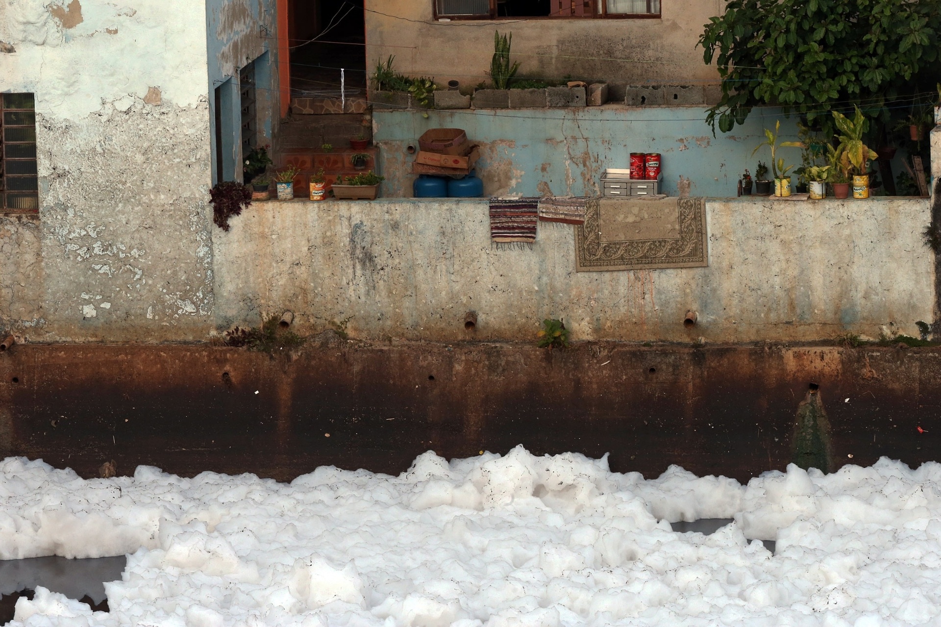 Fotos: Espuma da poluição do rio Tietê avança sobre cidades no interior ...