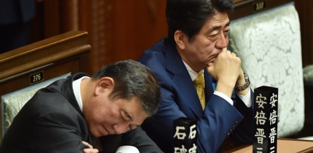 Primeiro-ministro Shinzo Abe (à direita) acompanha sessão plenária que aprovou polêmica lei sobre a atuação militar japonesa fora do país - Kazuhiro Nogi/AFP