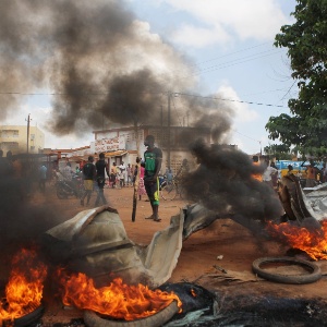 19.set.2015 - Manifestantes protestam ao lado de barricada em rua da capital de Burkina Faso, Uagadugu,contra golpe de Estado