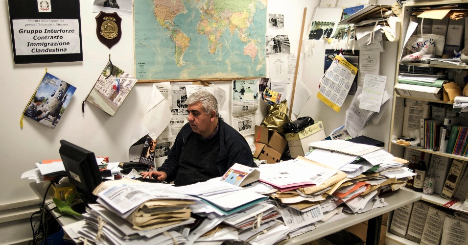 2.out.2015 - O comissário Parini é o responsável pelo grupo de combate à imigração clandestina na Itália, e fica com a sala de seu escritório em Siracusa cheia de documentos
