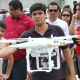 9.dez.2015 - Elias Gomes, prefeito de Jaboatão dos Guararapes (PE), testa drone que passará a ser utilizado para mapear áreas com possíveis focos do mosquito Aedes aegypti, vetor da dengue, chikungunya e do vírus zika. Aeronaves não tripuladas serão usadas por 15 dias para identificar imóveis abandonados e terrenos baldios na cidade - Diego Nigro/JC Imagem/Estadão Conteúdo