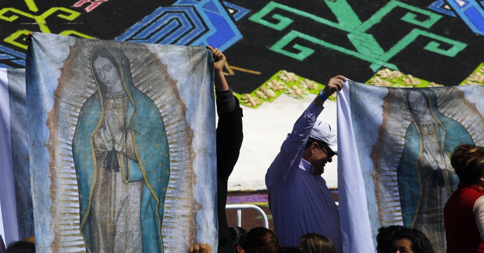 14.fev.2016 - Com estandartes coloridos da Virgem, fiéis saúdam o papa Francisco em Ecatepec, subúrbio pobre e violento da Cidade do México, onde o pontífice celebra missa aberta