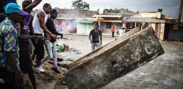 Moradores montam barricada em Libreville, no Gabão - Marco Longari/ AFP