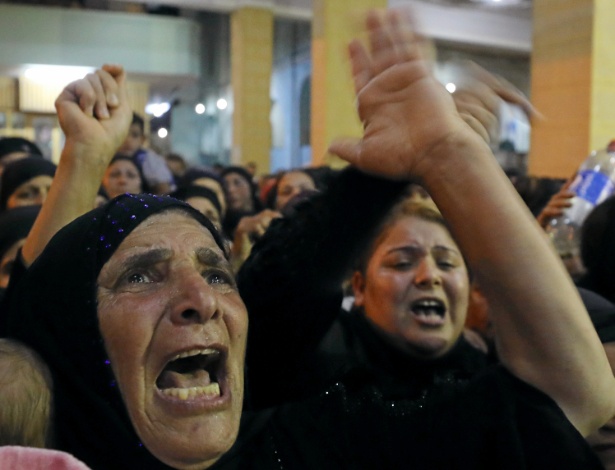 26.mai.2017 - Parentes de vítimas de atentado que matou 28 cristãos coptas choram em funeral em Minya, no Egito - Mohamed Abd El Ghany/Reuters