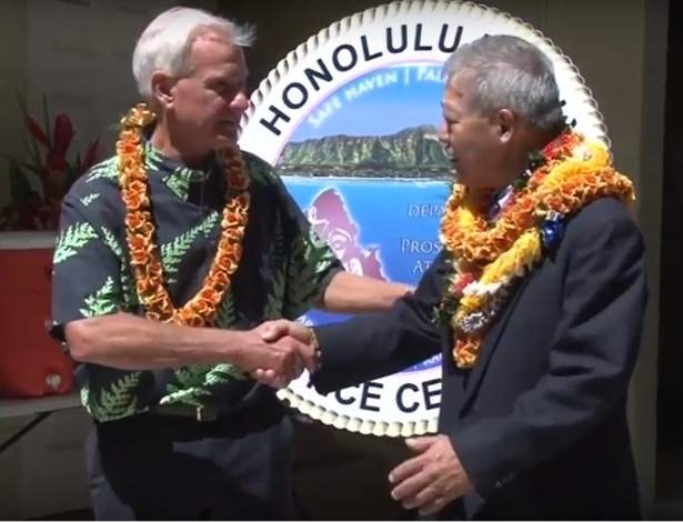O promotor, Keith Kaneshiro (na direita), durante cerimônia de inauguração do Centro de Justiça de Família de Honolulu   - Reprodução/ Youtube Kirk Caldwell