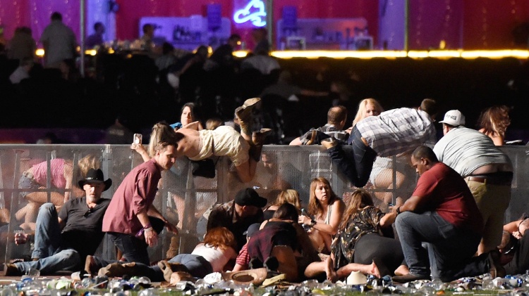1º.out.2017 - Pessoas se jogam no chão durante ataque de atirador - David Becker/Getty Images/AFP - David Becker/Getty Images/AFP