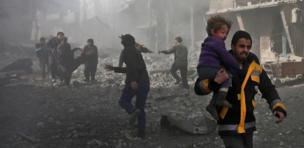 Várias crianças ficaram feridas em bombardeios no leste de Ghouta - ABDULMONAM EASSA/AFP