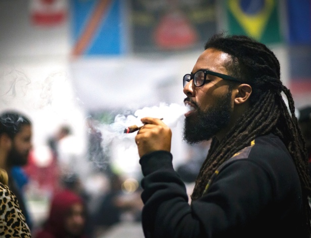 Homem fuma um baseado durante um mercado pop-up de cannabis em Hamilton, Ontário, no Canadá - Tara Walton/The New York Times