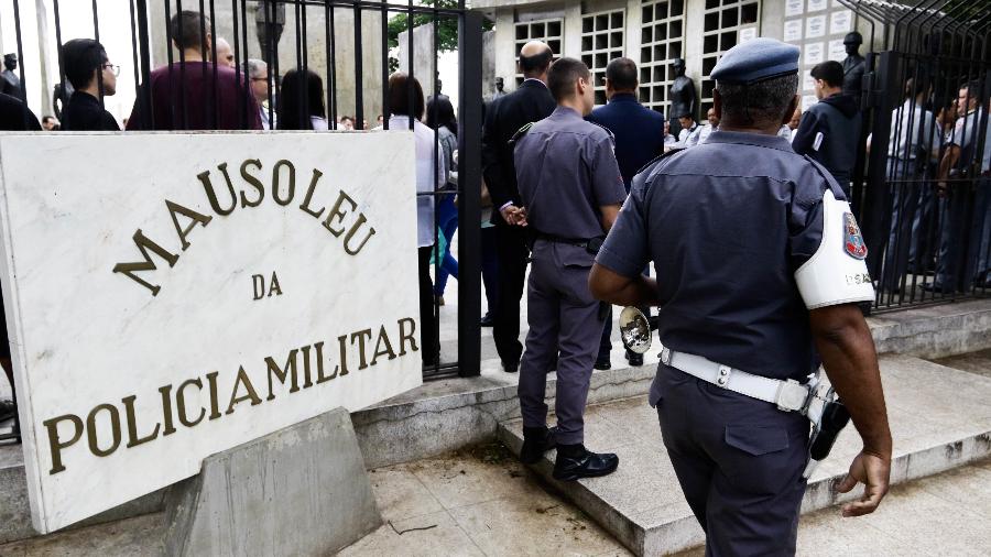 Mausoléu da PM, no cemitério do Araçá, em SP, durante o Dia dos Finados - Aloísio Mauricio/Fotoarena/Estadão Conteúdo