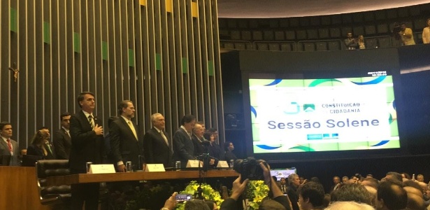 Gustavo Maia/UOL Bolsonaro acompanha execução do Hino Nacional em evento no Congresso