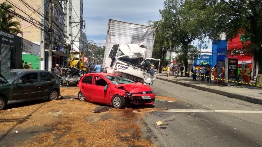 11.fev.2019 - Acidente em Niterói (RJ) envolve carro e caminhão - Luís Cesar Silva
