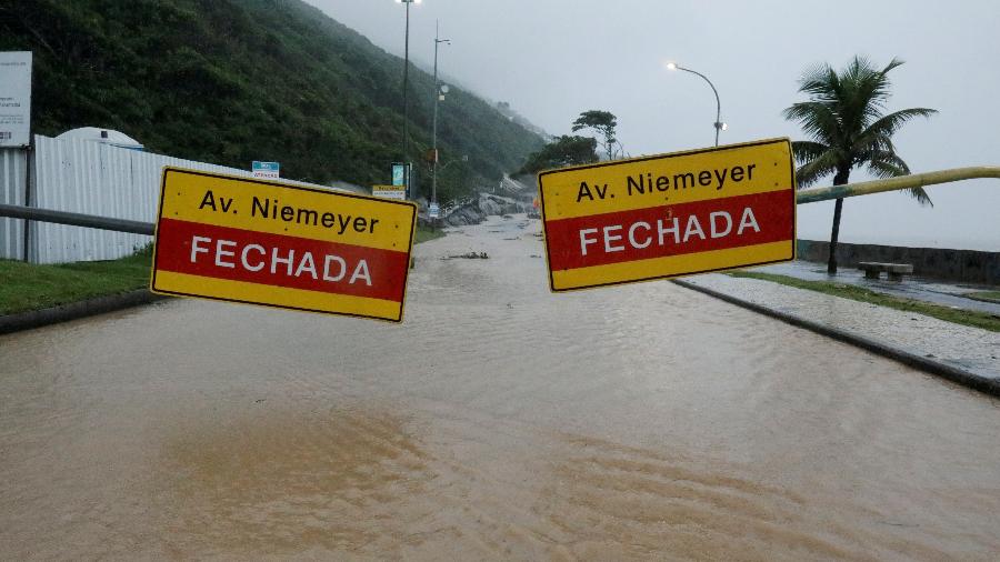 9.abr.2019 - A avenida Niemeyer, em São Conrado, zona sul do Rio, foi fechada por causa de deslizamentos de terra causados pela forte chuva que caiu na cidade - Sergio Moraes/Reuters