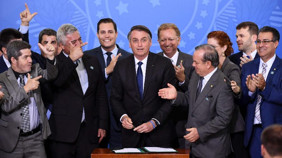 7.mai.2019 - O presidente Jair Bolsonaro (PSL) durante cerimônia de assinatura do decreto que flexibiliza possa, porte e comercialização de armas de fogo por colecionadores, atiradores esportivos e caçadores - Evaristo Sá/AFP