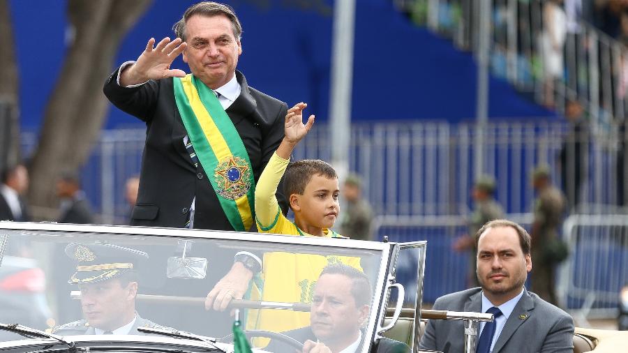 O presidente Jair Bolsonaro participa do desfile de 7 de Setembro com o filho Carlos e o menino Ivo Cesar - Pedro Ladeira/Folhapress