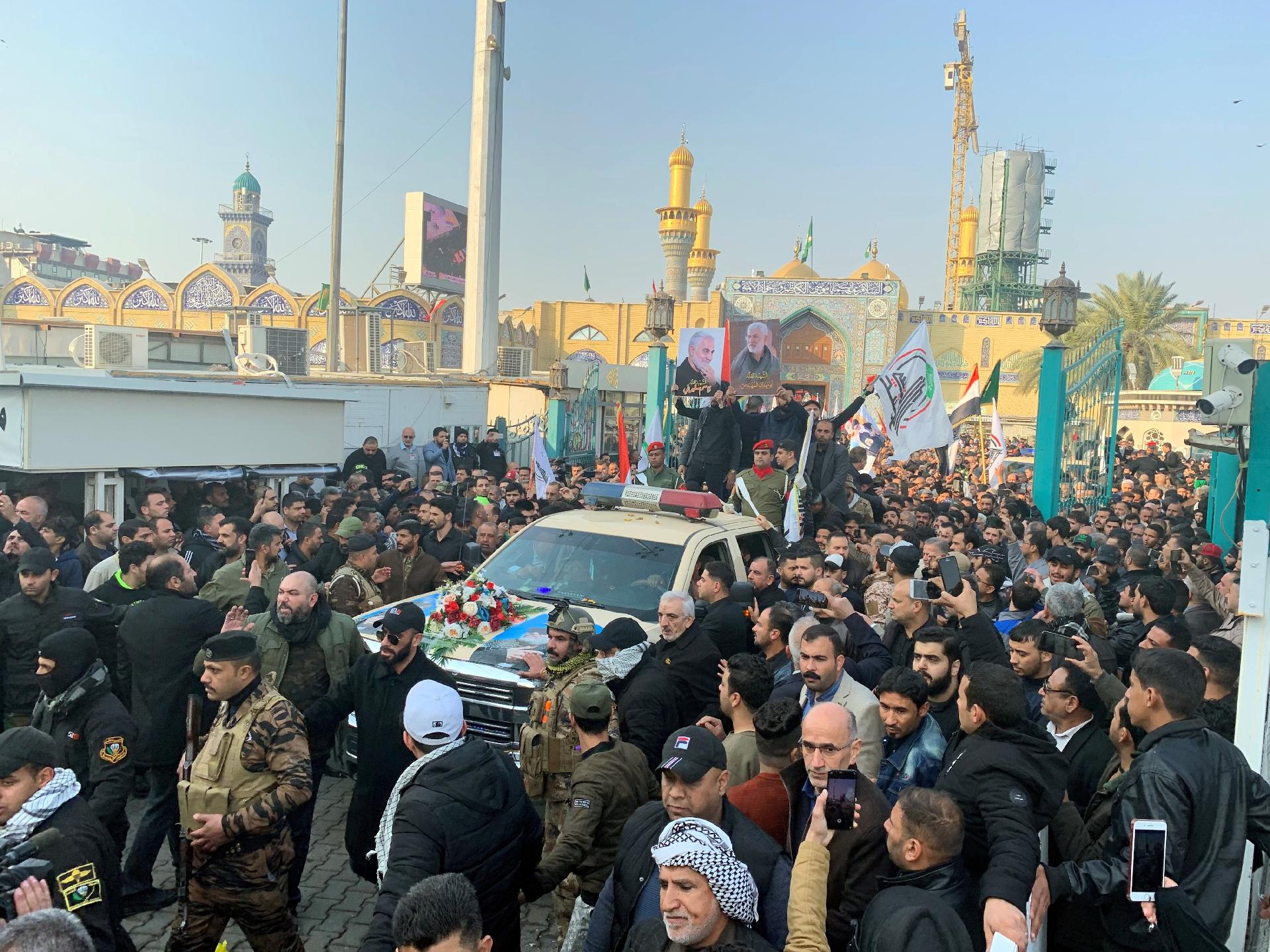 Multidão acompanha o funeral do comandante militar iraquiano, Abu Mahdi al-Muhandis, e  do general iraniano Qasem Soleimani eem Bagdá - WISSM AL-OKILI/REUTERS