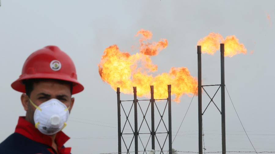 Trabalhador utiliza máscara de proteção em campo de petróleo em Basra, Iraque - Dado Ruvic