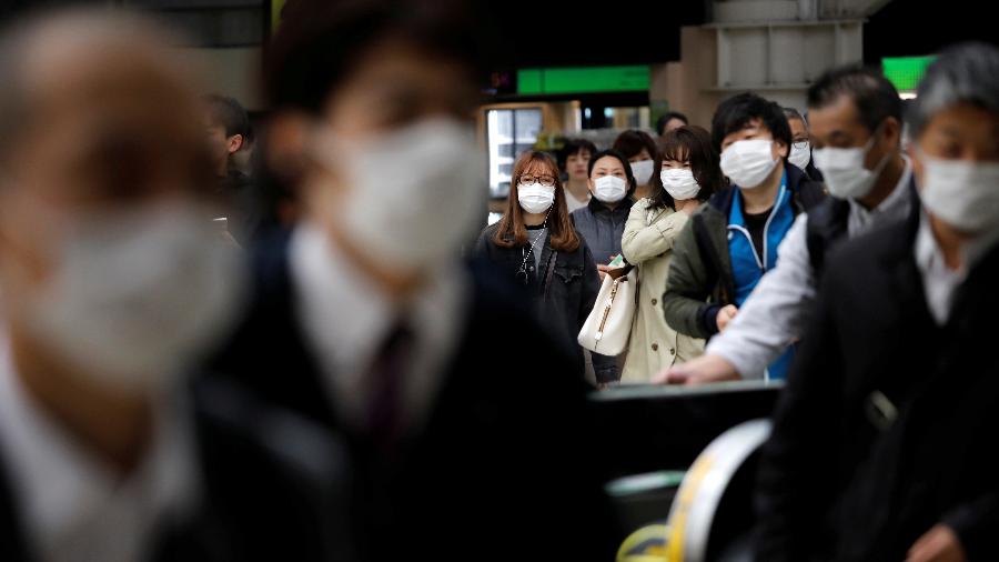 Pessoas usam máscaras após Japão decretar estado de emergência - ISSEI KATO/REUTERS