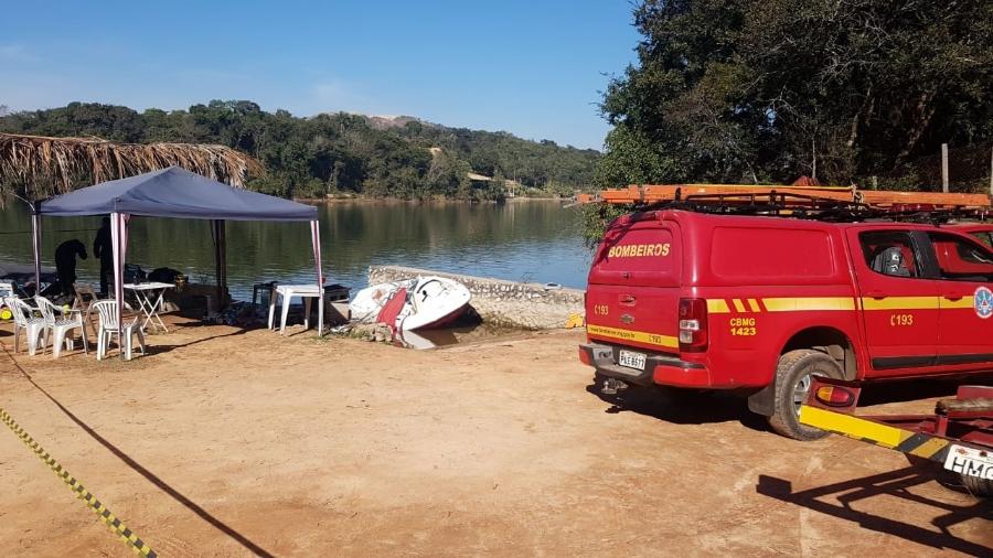 Bombeiros fazem busca em lagoa onde jovem está desaparecida após a lancha onde estava virar, em Contagem (MG) - Divulgação/Bombeiros MG