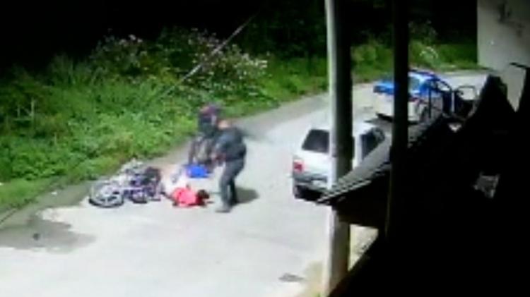 The camera captures the prime minister shooting black youths in a bombing in Belford Roxo (RJ) at dawn on Saturday (12).  Then they are carried away in a vehicle.  Corpses appear in another neighborhood of the city with signs of torture - Reproduction - Reproduction