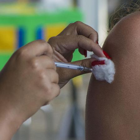 5.mai.2021 - Vacinação contra covid-19 no Rio de Janeiro - JURANIR BADARÓ/FUTURA PRESS/ESTADÃO CONTEÚDO