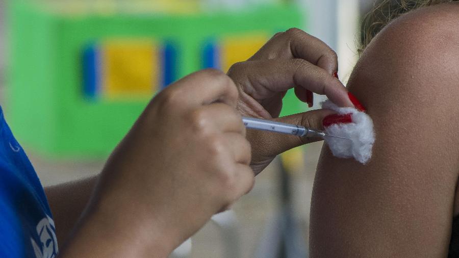 05.mai.2021 - Vacinação contra covid-19 realizada no CMS Clementino Fraga, na zona norte do Rio de Janeiro, com a vacina da Pfizer. - JURANIR BADARÓ/FUTURA PRESS/ESTADÃO CONTEÚDO