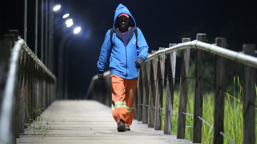 Frio na madrugada de Sao Paulo. Segundo meteorologistas, a temperatura devera bater em 0ºC nesta madrugada. Pedestre em passarela no bairro Barragem. (Rivaldo Gomes/Folhapress, NAS RUAS) - Rivaldo Gomes/Folhapress