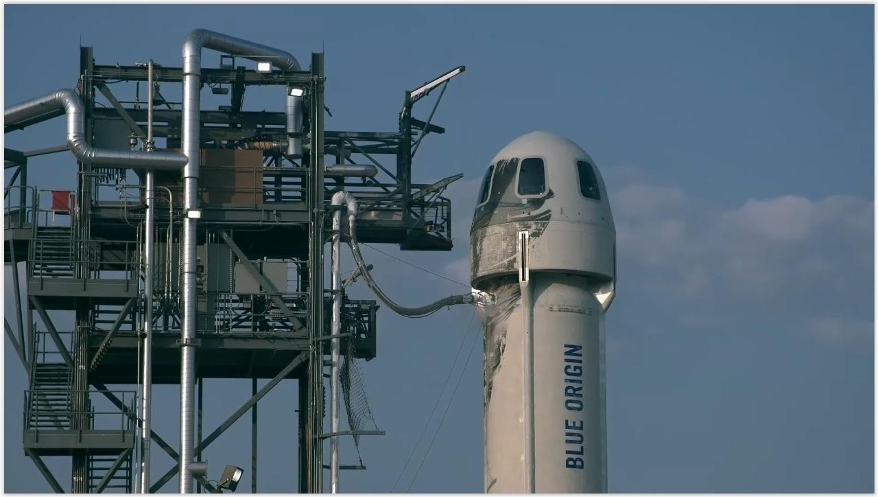 Foguete New Shepard, da Blue Origin, a postos para lançamento em seu primeiro voo tripulado.  - Reprodução