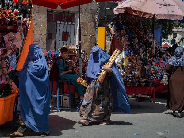 23.ago.2021 - Mulheres afegãs vestidas de burca fazem compras em uma área de mercado em Cabul, após a tomada militar do país pelo Talibã - Hoshang Hashimi/AFP