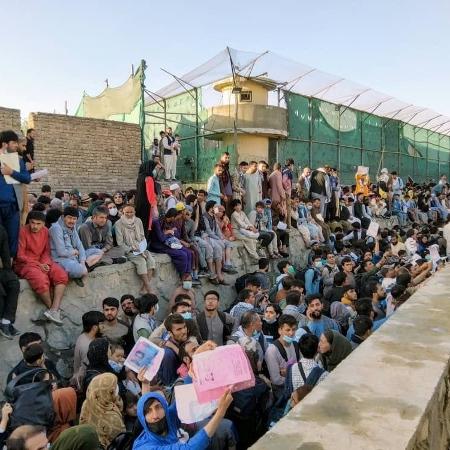 25.ago.21 - Afegãos atravessam vala para chegar ao aeroporto de Cabul - TWITTER/DAVID_MARTINON/via REUTERS
