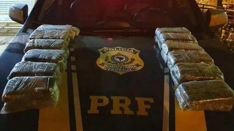 Policiais acharam 25 kg de pasta base de cocaína no veículo - Divulgação PRF - Divulgação PRF