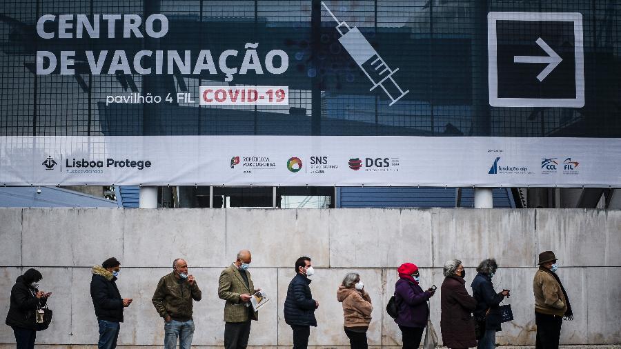 Pessoas aguardam na fila para receber dose de vacina contra a covid-19 em Lisboa, Portugal - Patricia de Melo Moreira/AFP