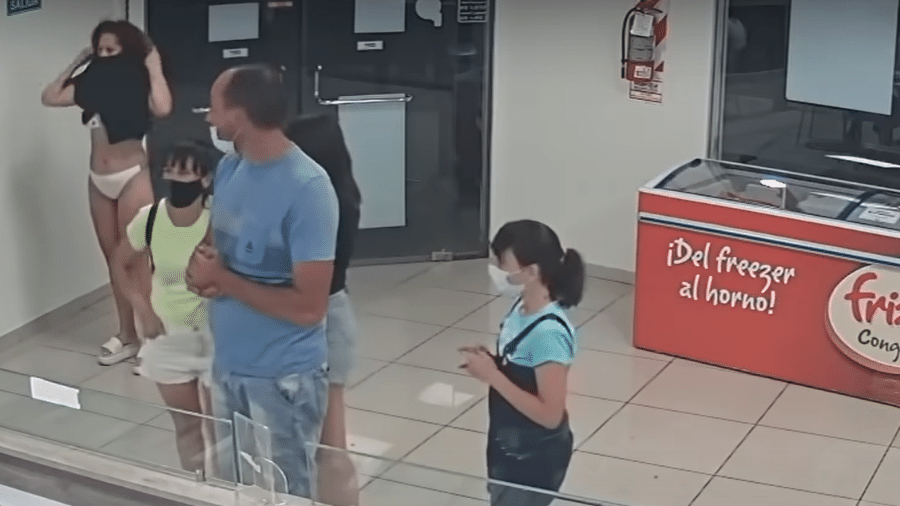 Uma mulher amarrou um vestido como máscara para entrar em sorveteria na Argentina - Reprodução/YouTube