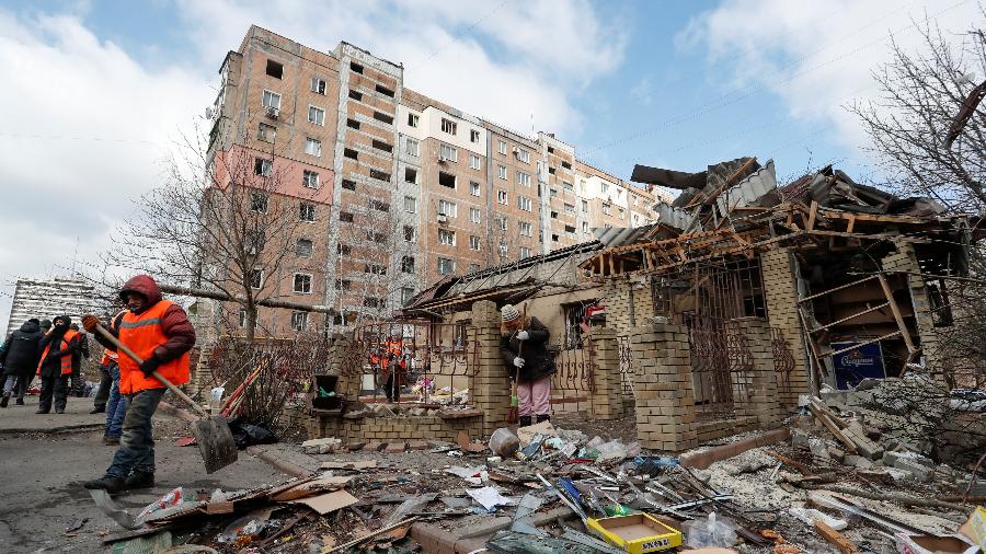 15.mar.22 - Equipes de resgate removem destroços de um prédio residencial danificado por um ataque aéreo em Kharkiv, Ucrânia - STRINGER/REUTERS
