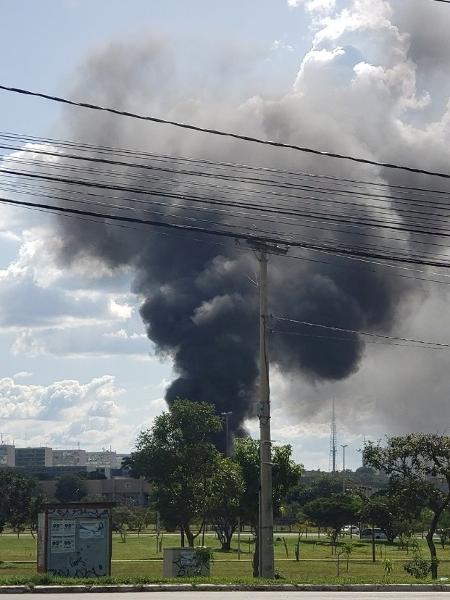 Incêndio atinge região próxima ao Palácio do Planalto, em Brasília - Reprodução/Twitter @helenamader_