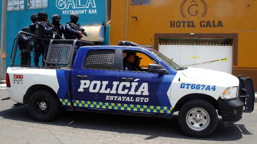Policiais passaram o dia patrulhando a área externa de locais alvos de ataques a tiros, em Celaya - Mario Armas/AFP