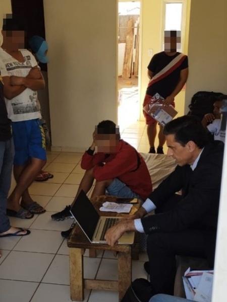 Venezuelanos conversam com membros da operação que denunciou trabalho escravo no interior de SP  - Divulgação