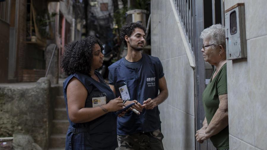 Funcionários do IBGE visitam domicílios para o Censo 2022, na favela da Rocinha, no Rio de Janeiro - Eduardo Anizelli/Folhapress
