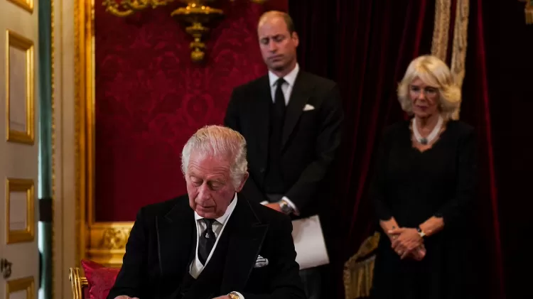 10.set. 2022 - William, o príncipe de Gales, e Camilla, rainha consorte, assistem o rei Charles 3º assinar juramento na cerimônia de proclamação - Victoria Jones/Pool/AFP - Victoria Jones/Pool/AFP