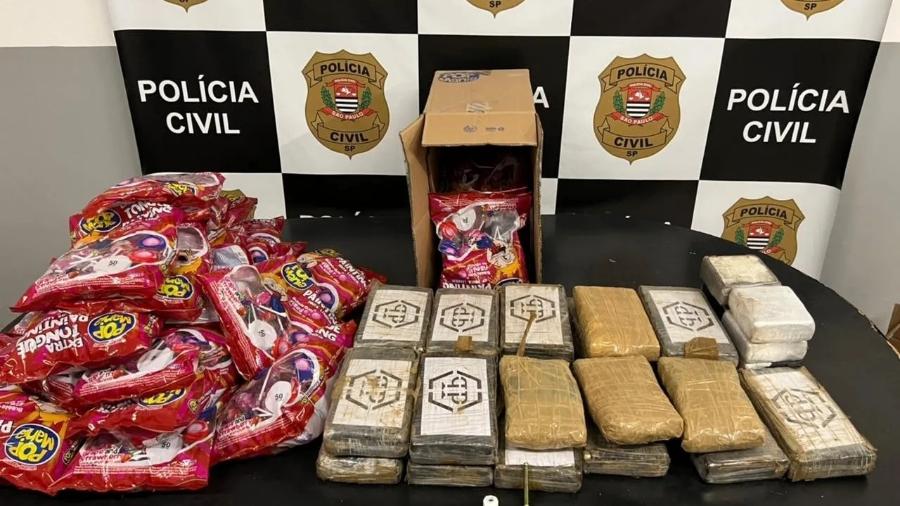 Policiais civis presos pela PF apreenderam em abril carga de 400 kg de cocaína em Cubatão, mas apresentaram apenas 26 kg (foto) na delegacia de Santos  - Divulgação