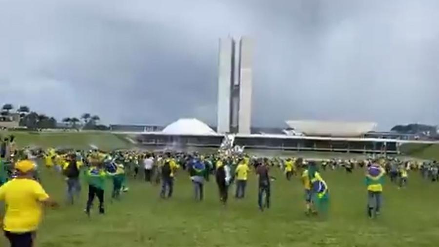 8.jan.2022 - Bolsonaristas furam bloqueio e invadem área do Congresso Nacional - Reprodução/Twitter